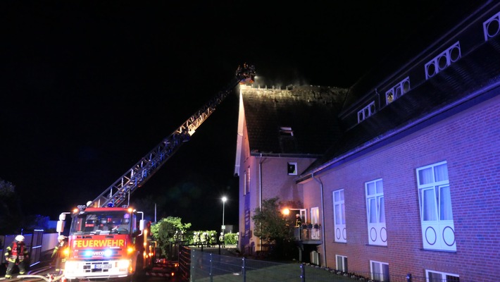 Feuerwehr Kalkar: Dachstuhlbrand nach Blitzeinschlag