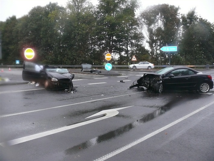POL-DN: Schwerer Verkehrsunfall an der Autobahnauffahrt