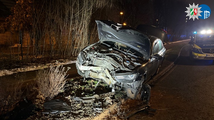 POL-OB: Pkw prallt gegen Baum - Fahrer leicht verletzt