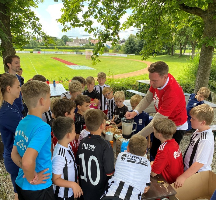 Kaufland besucht Ferien-Fußballschulen und geht mit dem Thema gesundes Frühstück in die Offensive