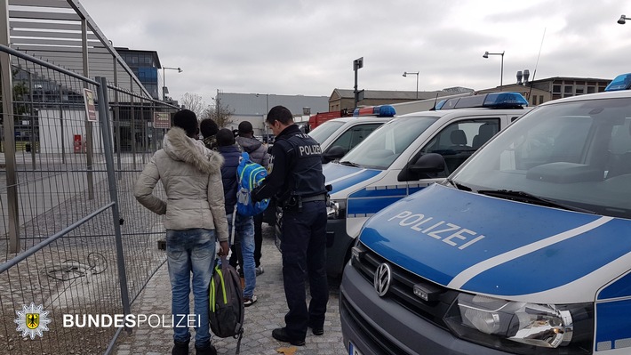 Bundespolizeidirektion München: Güterzugmigration: Aufgriff von fünf Afrikanern am Rangierbahnhof Nord