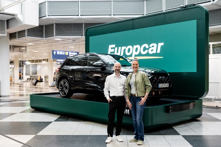 Definitiv kein Handgepäck: Europcar überrascht Münchner Fluggäste mit Riesenkoffer