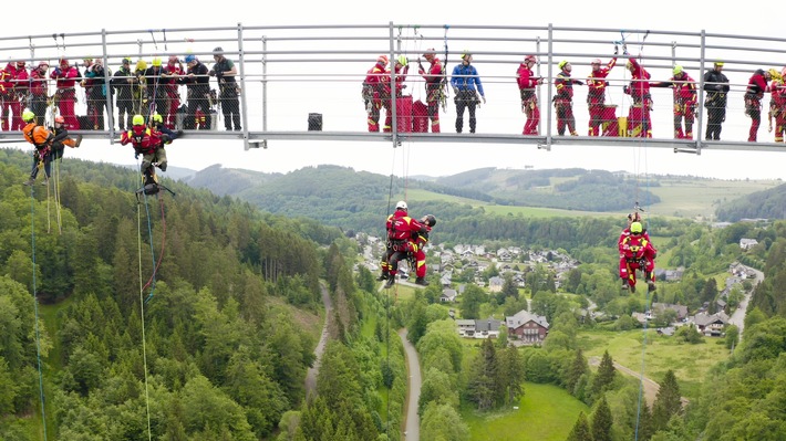 F.I.T. für den Einsatz: PETZL bringt Höhenrettungsgruppen ins Schwitzen