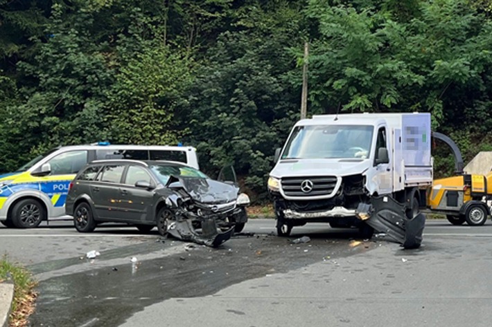 POL-GM: Unfall im Begegnungsverkehr