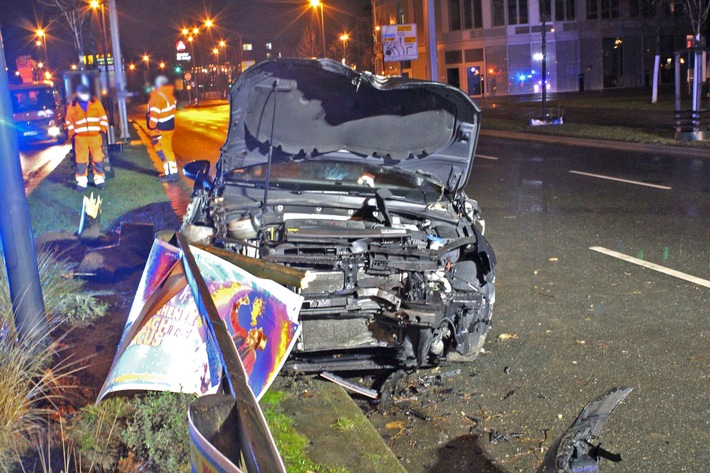 POL-E: Essen: Golf fällt Baum - Fahrer und Beifahrer flüchten vom Unfallort - Zeugenaufruf - Fotos