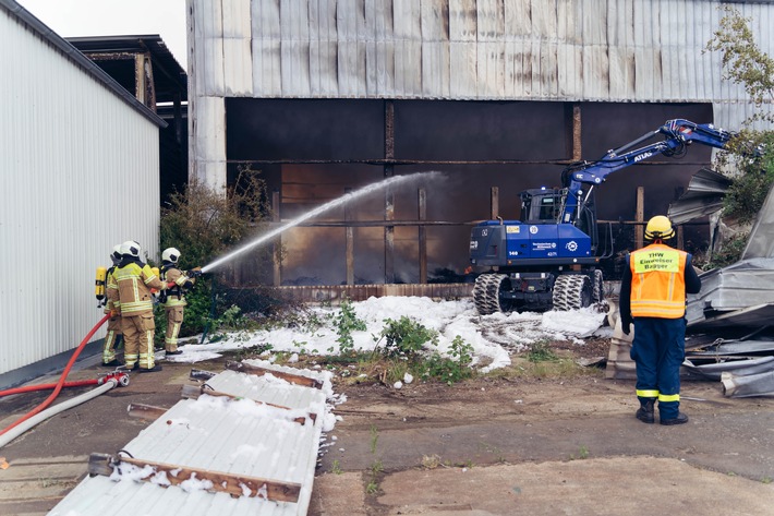 FW Dresden: Brand in Recyclingunternehmen: Lageupdate 14:00 Uhr