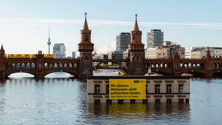 Fata Morgana auf der Spree: Ein schwimmender Altbau erinnert Berlin an sein drängendstes Problem