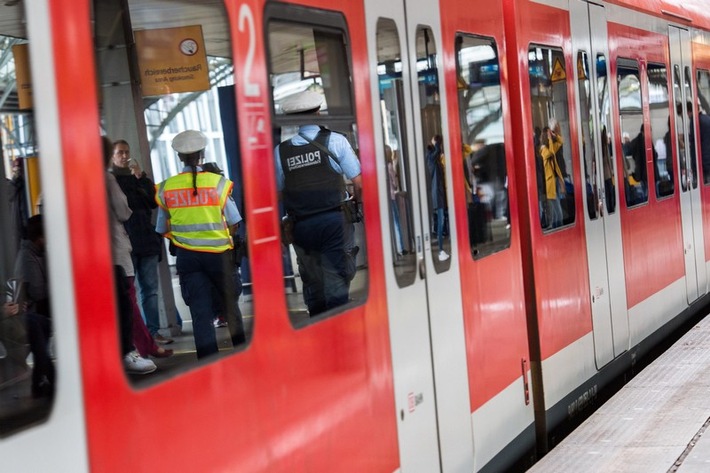 BPOL-F: Mann stürzte im Bahnhof Frankfurt-Süd gegen einfahrende S-Bahn