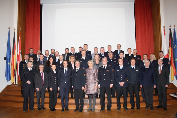 Bund, Länder und Feuerwehren reagieren auf Waldbrände / 1. Waldbrandkonferenz von DFV und AK V der Innenministerkonferenz identifiziert wichtige Themenfelder