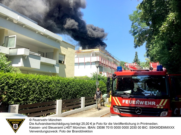 FW-M: Brennende Baustoffe bei Dacharbeiten (Solln)