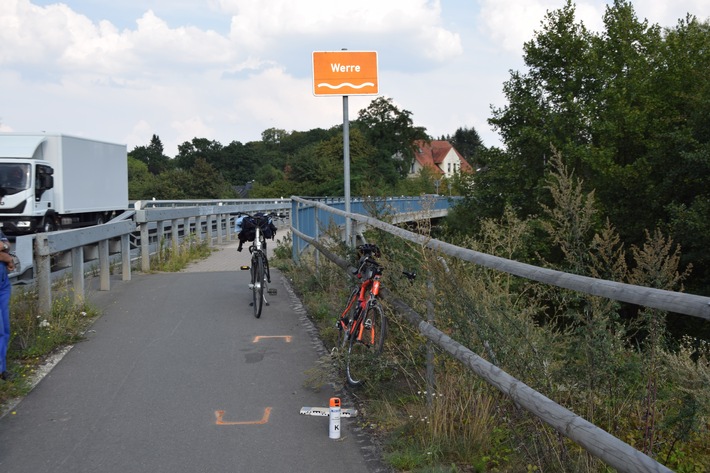 POL-HF: Verkehrsunfall -
Radfahrer stoßen frontal zusammen