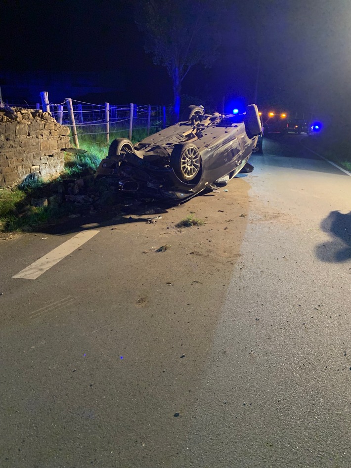 FW-EN: PKW überschlägt sich - Vier Verletzte nach Unfall in Hattingen