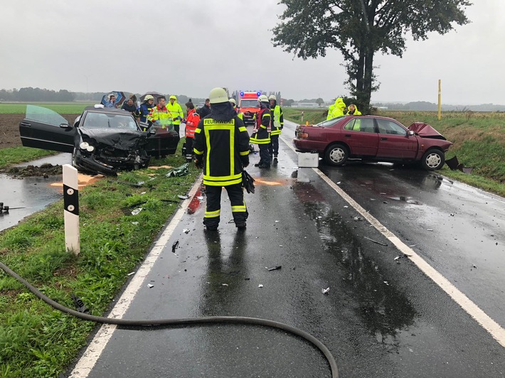 FW-RE: Schwerer Verkehrsunfall am Sonntag mit zwei Verletzten