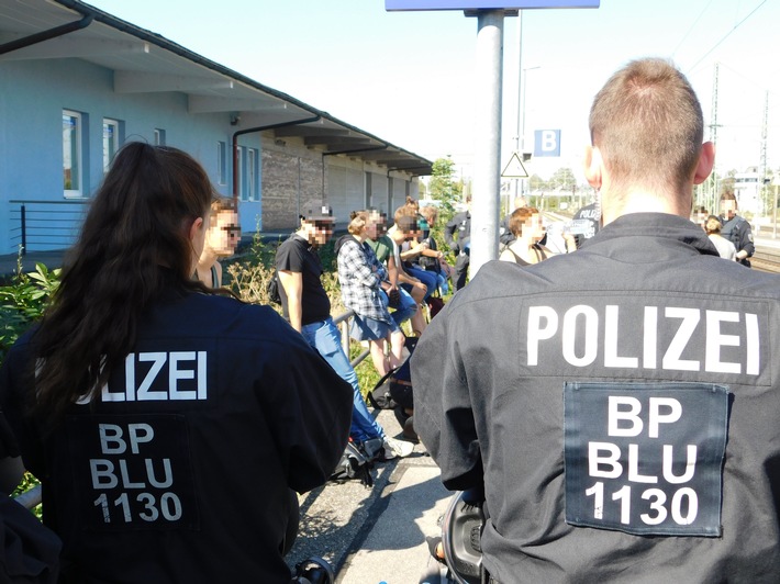 Bundespolizeidirektion München: Großeinsatz am Bahnhof Freilassing / Bundespolizei verweigert mehreren gewaltbereiten Demonstranten die Ausreise nach Salzburg