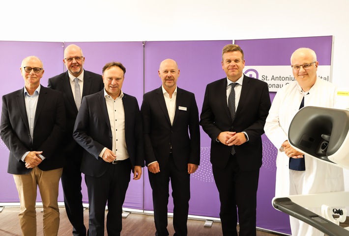 Erfolgreiche Europa-Premiere: Erste Patienten mit neuem da Vinci 5 am St. Antonius-Hospital Gronau operiert