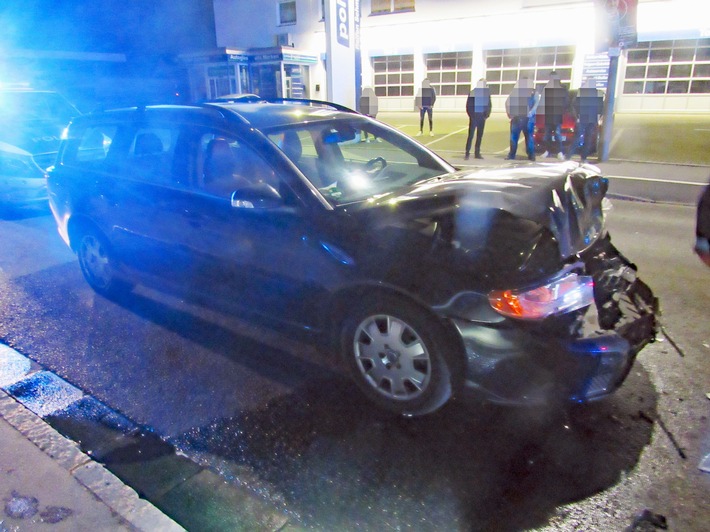 POL-ME: Auffahrunfall mit vier beteiligten Fahrzeugen - Heiligenhaus - 2011137
