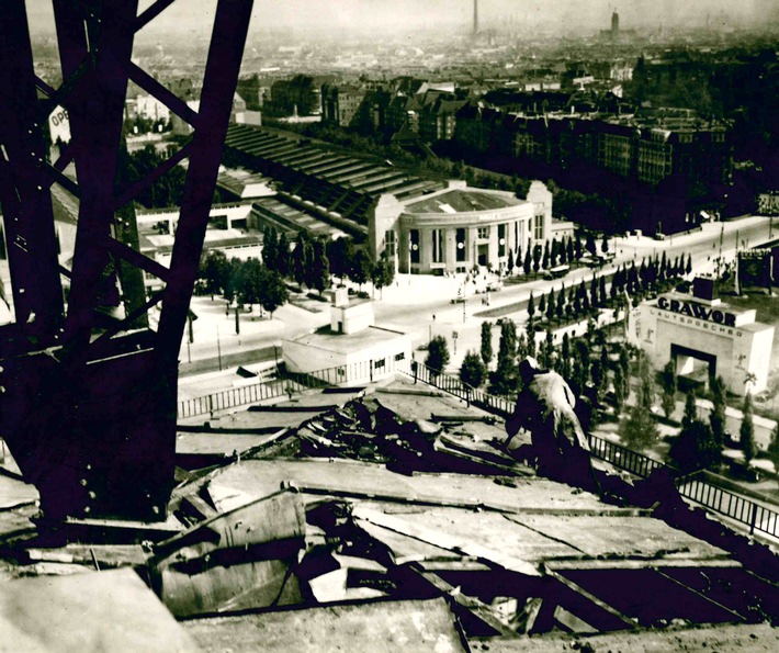 90 Jahre Berliner Funkturm: Vom Antennenträger zum Wahrzeichen der Hauptstadt - Über 17,3 Millionen Besucher in der wechselvollen Geschichte des "Langen Lulatsch"