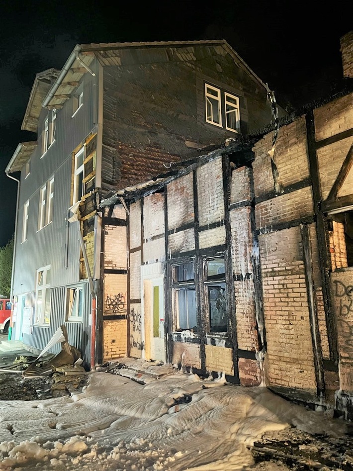 POL-HX: Feuer in Obdachlosenunterkunft: Polizei ermittelt zu Brandstiftung