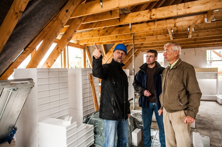 Fünf Gefahren beim Hausbau und wie sich Verbraucher davor schützen