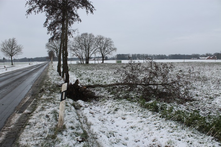 POL-NI: Verkehrsunfall auf winterglatter Straße zwischen Kreuzkrug und Großenvörde fordert eine leicht verletzte Person