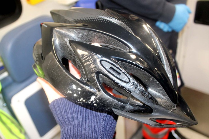 POL-DN: Fahrradhelm verhindert bei Unfall möglicherweise Schlimmeres