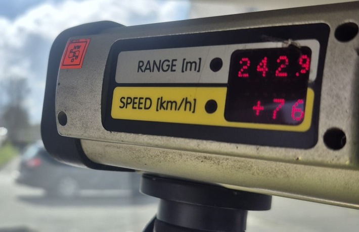 POL-SO: Autofahrer mehr als doppelt so schnell wie erlaubt