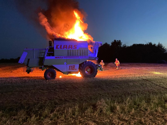FW Grevenbroich: Feuerwehr löscht brennenden Mähdrescher auf Feld