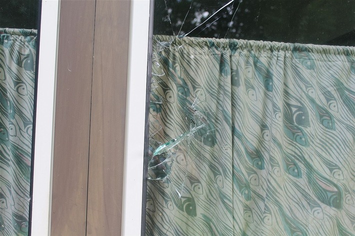POL-OE: Fensterscheibe der Sekundarschule in Meggen beschädigt