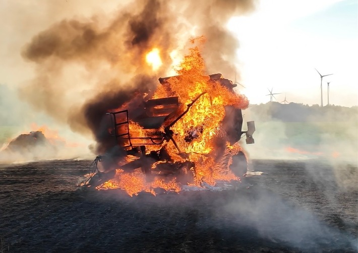 FW-OLL: Rundballenpresse gerät bei Erntearbeiten in Brand - Flächenbrand in Beckeln