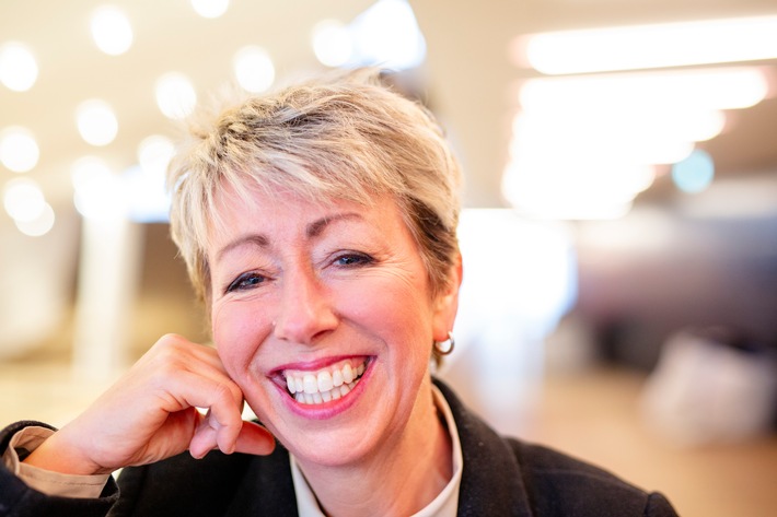 Iles Ahead! Nikki Iles startet als neue Chefdirigentin der NDR Bigband