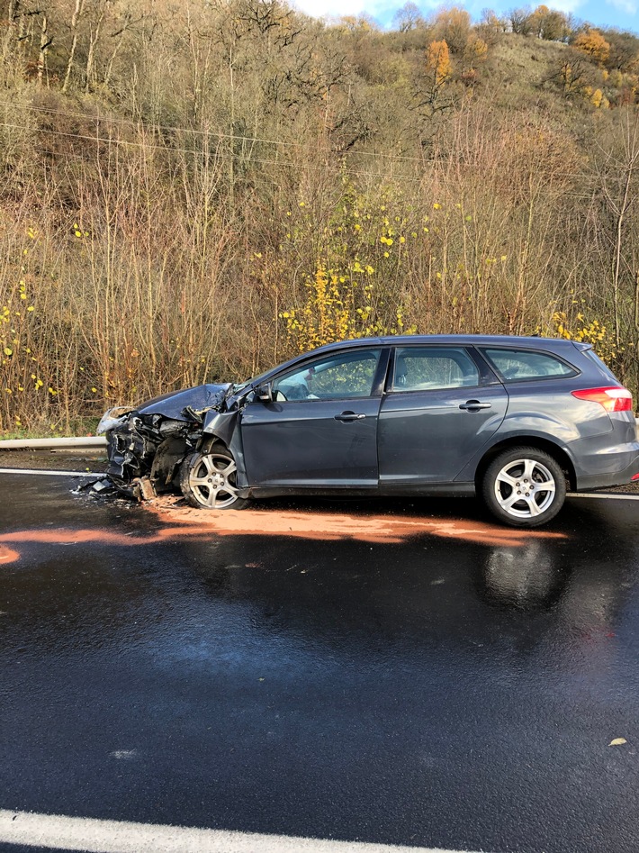 POL-PDKL: Auffahrunfall endet an Schutzplanke