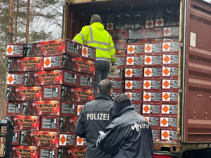 POL-OS: Polizei warnt vor illegalen Böllern und verstärkt Präsenz zu Silvester
