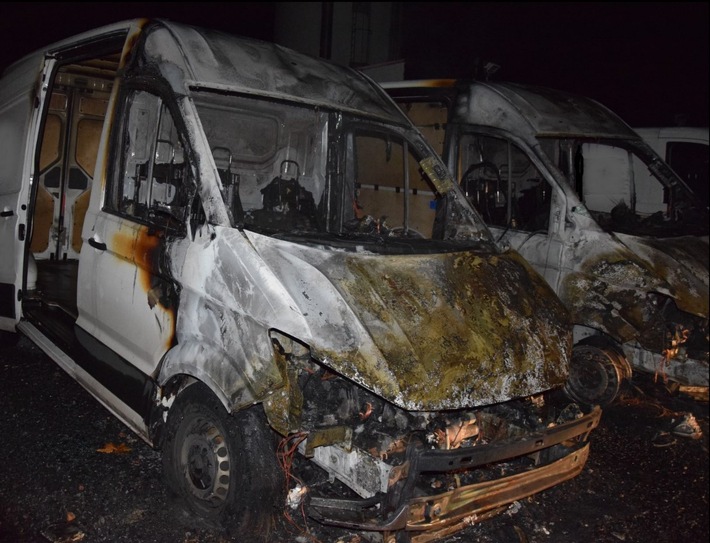 POL-AC: Drei Kleintransporter nach Brand schwer beschädigt