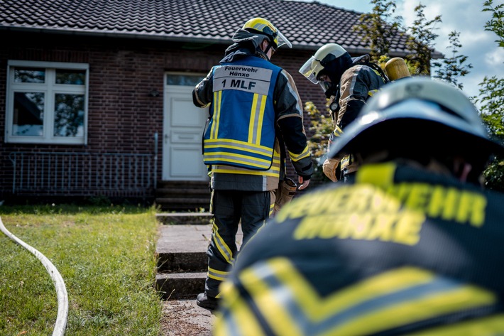 FW Hünxe: Zimmerbrand mit zwei Verletzten