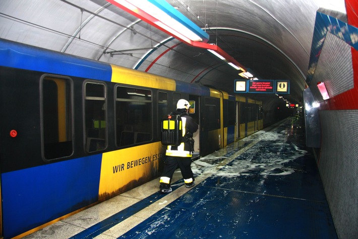 FW-E: Feuer in U-Bahn Linie 17 Fahrtrichtung Norden, eine Person mit leichter Rauchvergiftung