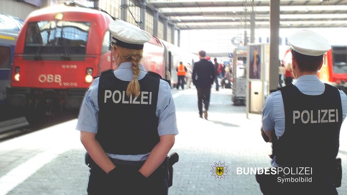 Bundespolizeidirektion München: Mutter will Zug an Abfahrt hindern / Auseinandersetzung mit Zugbegleiter