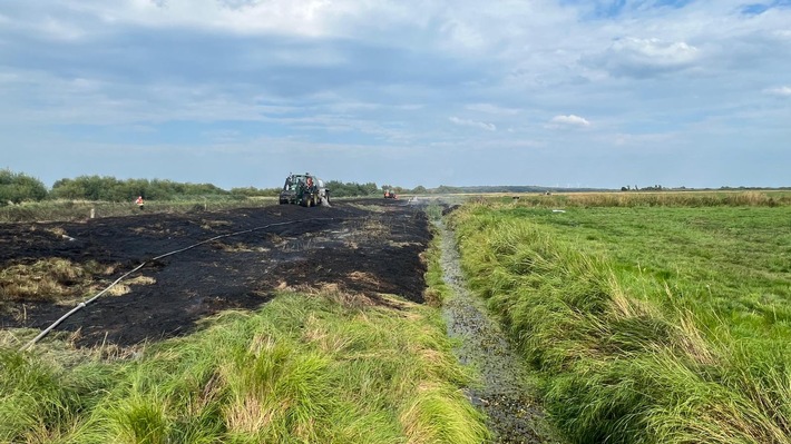 FFW Schiffdorf: Erneuter Flächenbrand sorgt für kräftezerrenden Einsatz: Ca. 5 Hektar landwirtschaftlicher Flächen brennen