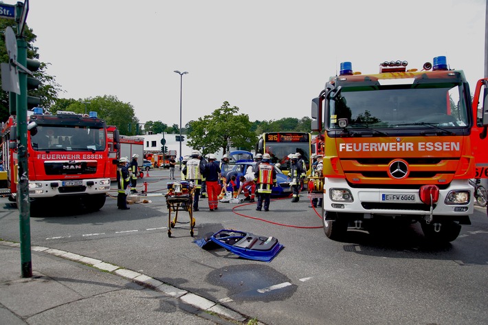 FW-E: Verkehrsunfall zwischen Gelenkbus der Ruhrbahn und einem Pkw, drei Personen verletzt