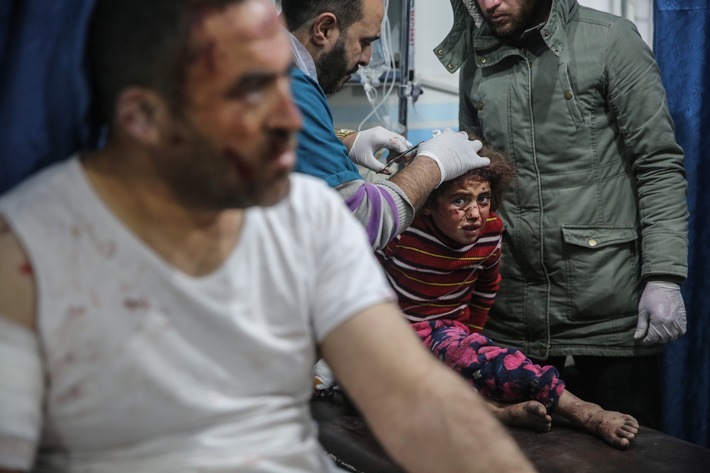 dpa-Fotograf Anas Alkharboutli für Serie "The War in Syria" ausgezeichnet / Die Young Reporter Trophy (Photo) des 27. Prix Bayeux Calvados-Normandy Award for War Correspondents geht in diesem Jahr an den für die dpa tätigen syrischen Fotografen Anas Alkharboutli. Das Foto der verletzten sechsjährigen Kenana Yassin, die nach einem Luftangriff auf die Stadt Idlib medizinisch versorgt wird, ist das erste der prämierten dreizehnteiligen Serie "The War in Syria". Honorarfreie Nutzung nur in Zusammenhang mit Berichterstattung über Prix Bayeux. / Weiterer Text über ots und www.presseportal.de/nr/8218 / Die Verwendung dieses Bildes ist für redaktionelle Zwecke honorarfrei. Veröffentlichung bitte unter Quellenangabe: "obs/dpa Deutsche Presse-Agentur GmbH/Anas Alkharboutli / dpa"