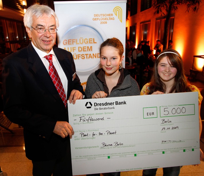Spendenübergabe am Deutschen Geflügeltag 2009: Deutsche Geflügelwirtschaft unterstützt Pflanzversprechen von Berliner Schülerinnen und Schülern