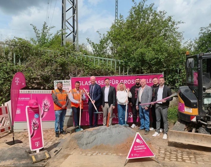Glasfaser-Spatenstich der Telekom in Trier Alt-Kürenz mit OB Wolfram Leibe
