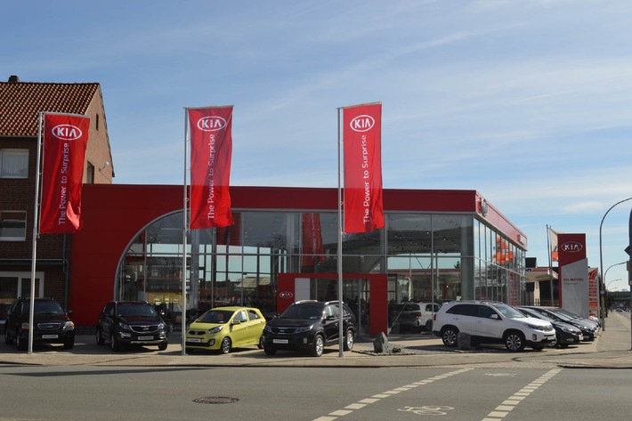 Kia-Autohaus Engelbart in Delmenhorst eröffnet Neubau im markanten &quot;Red Cube&quot;-Design