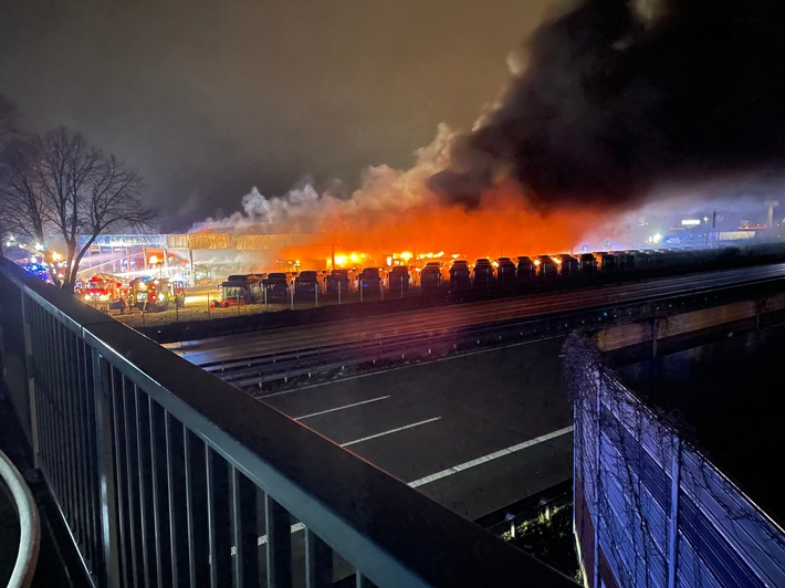 FW-ROW: Großfeuer in Sittensen: Über 20 Busse in Flammen