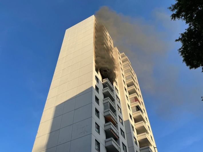 FW Stuttgart: Vier Verletzte durch Brand in einem Hochhaus