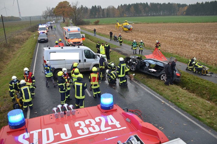 POL-STD: Drei Autoinsassen bei Unfall schwer verletzt