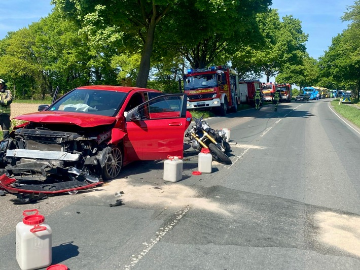 FW Hünxe: Vier Verletzte nach Verkehrsunfall zwischen zwei Pkw und einem Motorrad
