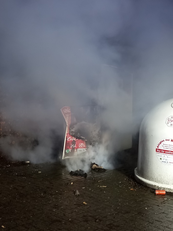 FW-OLL: Altkleidercontainer in Flammen