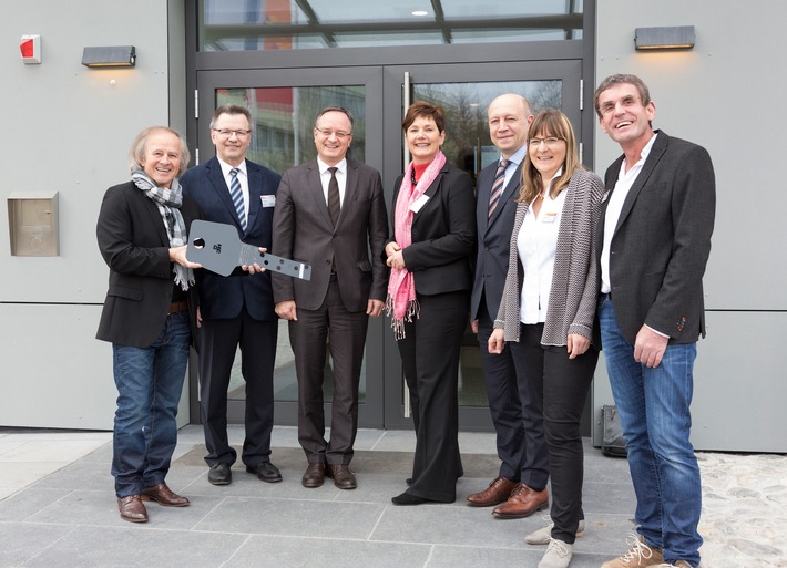 Martin-Buber-Jugendherberge ist Botschafter der Energiewende / Erstes Gebäude im dena-Modellvorhaben nach energetischer Modernisierung wieder eröffnet