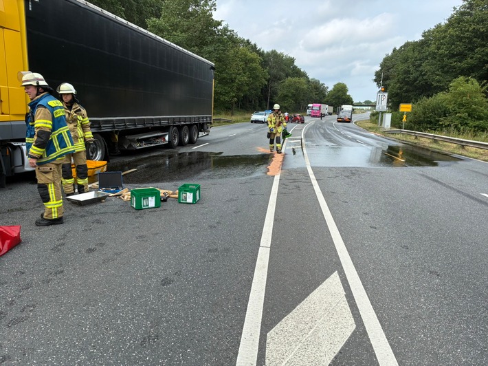 FW Bremerhaven: Verkehrsunfall auf der Cherbourger Straße: Aufgerissener LKW-Tank sorgt für Vollsperrung und Dieselaustritt