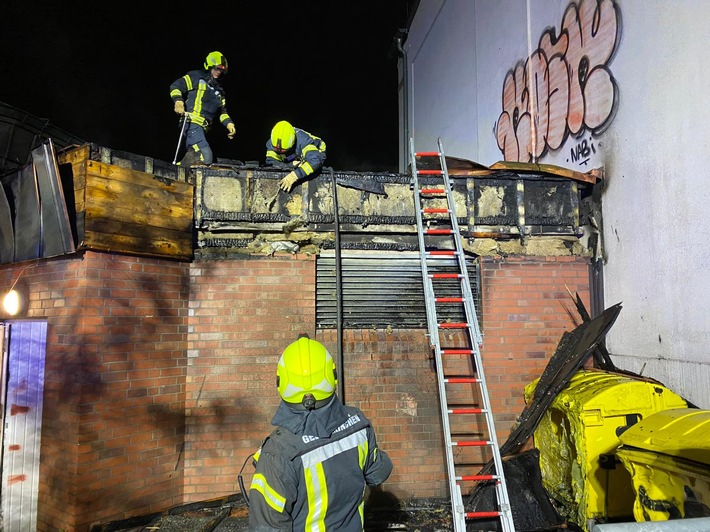 FW-GE: Brennende Müllbehälter halten die Feuerwehr Gelsenkirchen in Atem / Flammen greifen auf angrenzendes Gebäude der Gesamtschule Buer-Mitte über